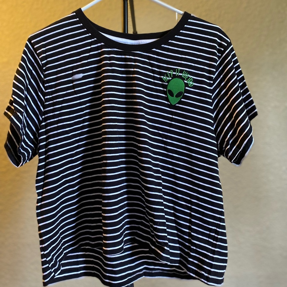 VIBE N’ Women’s Striped Alien Crop Top